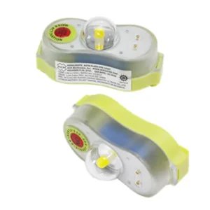 Luz de emergencia con encendido automático al contacto con agua, con autonomía de 20 horas y batería de litio con vida útil de 5 años. Compatible con cualquier modelo de chaleco salvavidas, ideal para operaciones certificadas y rescates nocturnos.